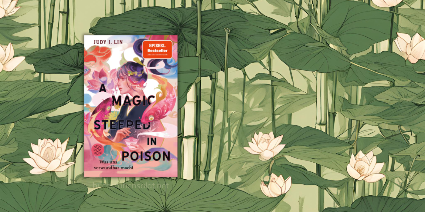 Zu sehen ist das Cover des Buches A Magic Steeped in Poison von Judy I. Lin. Das in verschiedenen Rosa-Farbtönen gehaltene Buchcover hebt sich schön von dem in Grün gehaltenen Hintergrund aus stilisierten Lotusblättern und Blüten mit Bambusrohren ab. Der Hintergrund sieht aus wie eine Tapete.