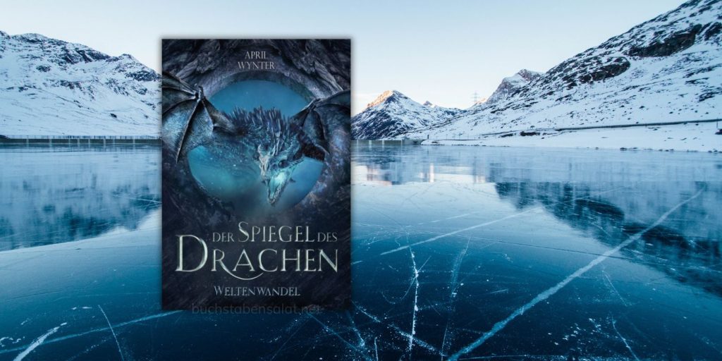 Dieses Bild zeigt das Cover des Buches Der Spiegel des Drachen von April Wynter vor einem Hintergrund. Dieser besteht aus einem zugefrorenen See, was an tiefen Kratzern und Rissen in der Eisfläche zu erkennen ist, umgeben von schneebedeckten Bergen direkt am Ufer des Sees. Der Himmel ist hellblau und es ist an seitlich leicht beschienenen Hängen zu erahnen, dass das Foto bei Sonnenuntergang aufgenommen wurde. Das Cover selbst zeigt einen blau-grauen Drachen mit aufgerissenem Maul, in dessen Rachen es hellblau leuchtet, als ob er gleich Eis speien würde. Die ledrigen Flügel sind nach rechts und links ausgebreitet und er scheint sich aus einem kreisrunden Loch in einer Steinwand oder einem Steinboden herauszuziehen. Der Titel des Buches steht im unteren Viertel des Covers.