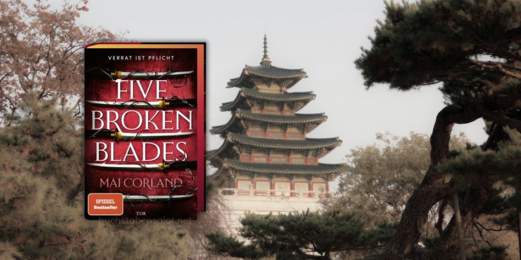 Das Cover des Buches Five Broken Blades von Mai Corland links im Bild. Den Hintergrund bildet ein leicht verschwommenes Foto eines alten koreanischen Gebäudes mit verschachtelten Dächern, das zwischen Bäumen hindurch auf einem Plateau zu sehen ist.
