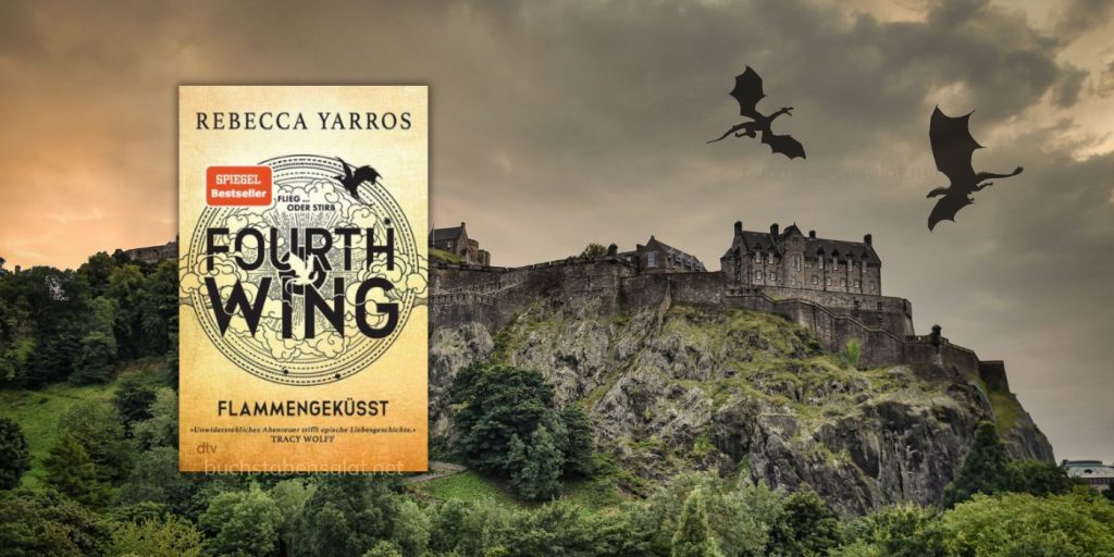 Das Cover des Buches Fourth Wing von Rebecca Yarros vor einem Hintergrund aus einer Burg mit mehreren Steingebäuden hinter einer Mauer, die sich über einen felsigen Berg erstreckt. Dieser ist mit verschiedener Vegetation bewachsen. Der Himmel ist stimmungsvoll düster mit gelblichem Licht von der Seite, als ob es gerade regnen würde. In der rechten oberen Ecke fliegen zwei dunkle Drachen über der Burg. Das gold-gelbe Buchcover ist links im Bild.